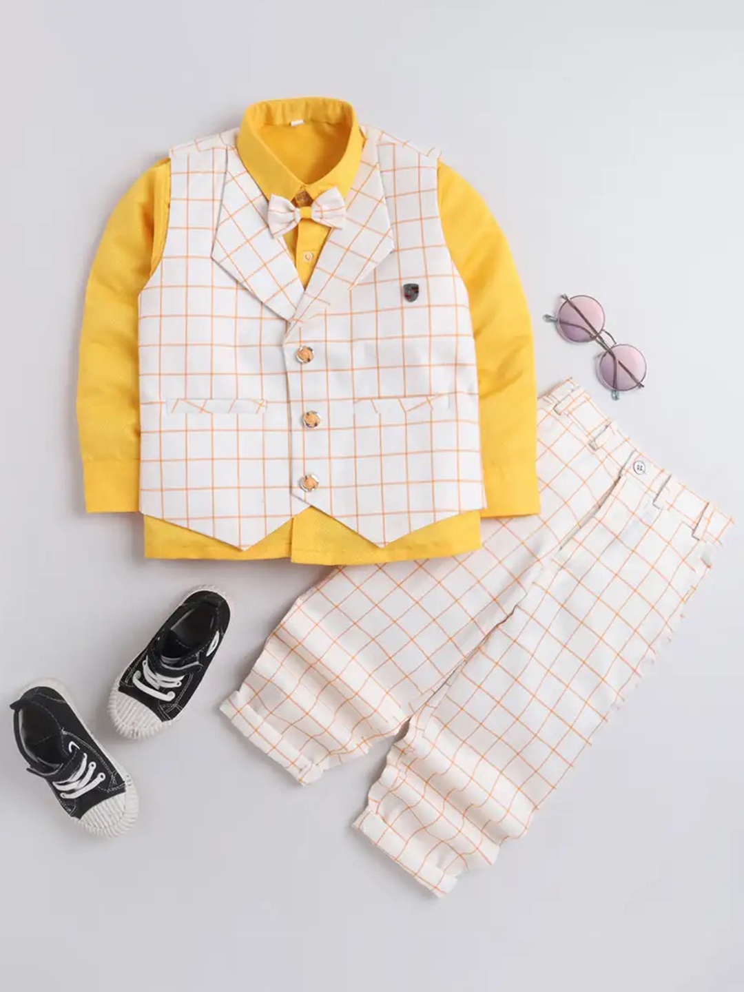 

DKGF FASHION Boys White & Yellow Checked Single-Breasted 3 Piece Suit