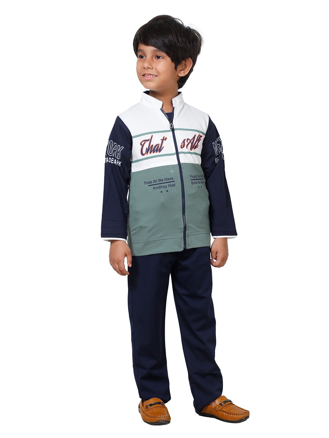 

DKGF FASHION Boys Green & Navy Blue Colourblocked T-shirt with Trousers