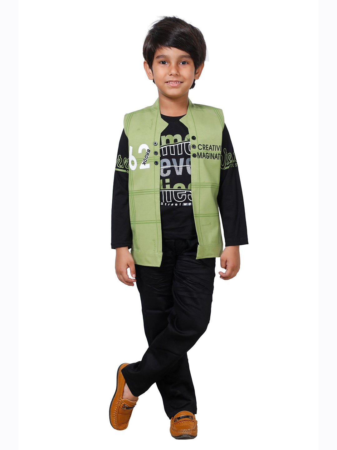 

DKGF FASHION Boys Green & Black Printed T-shirt with Trousers