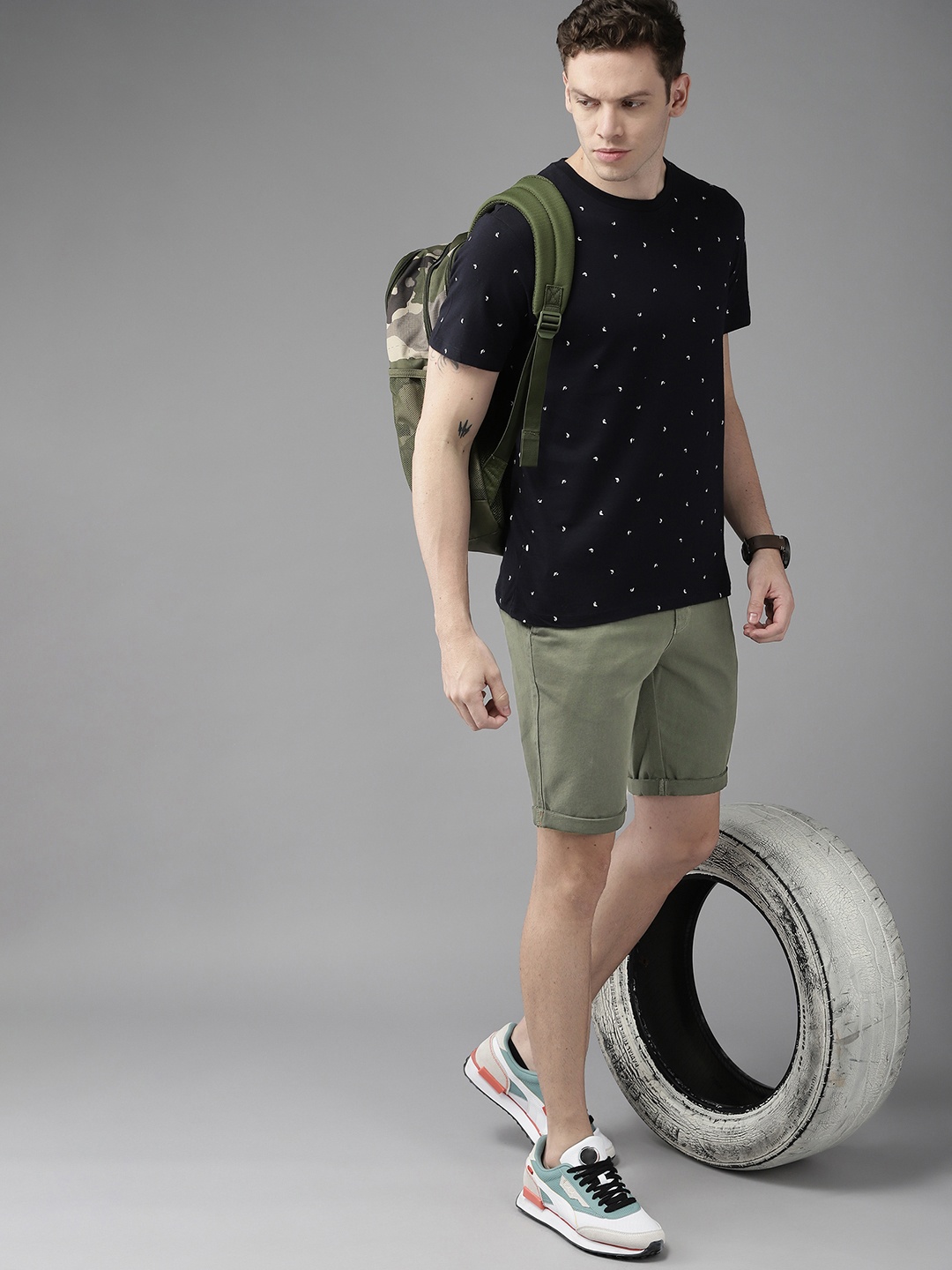 

Roadster Men Green Solid Shorts