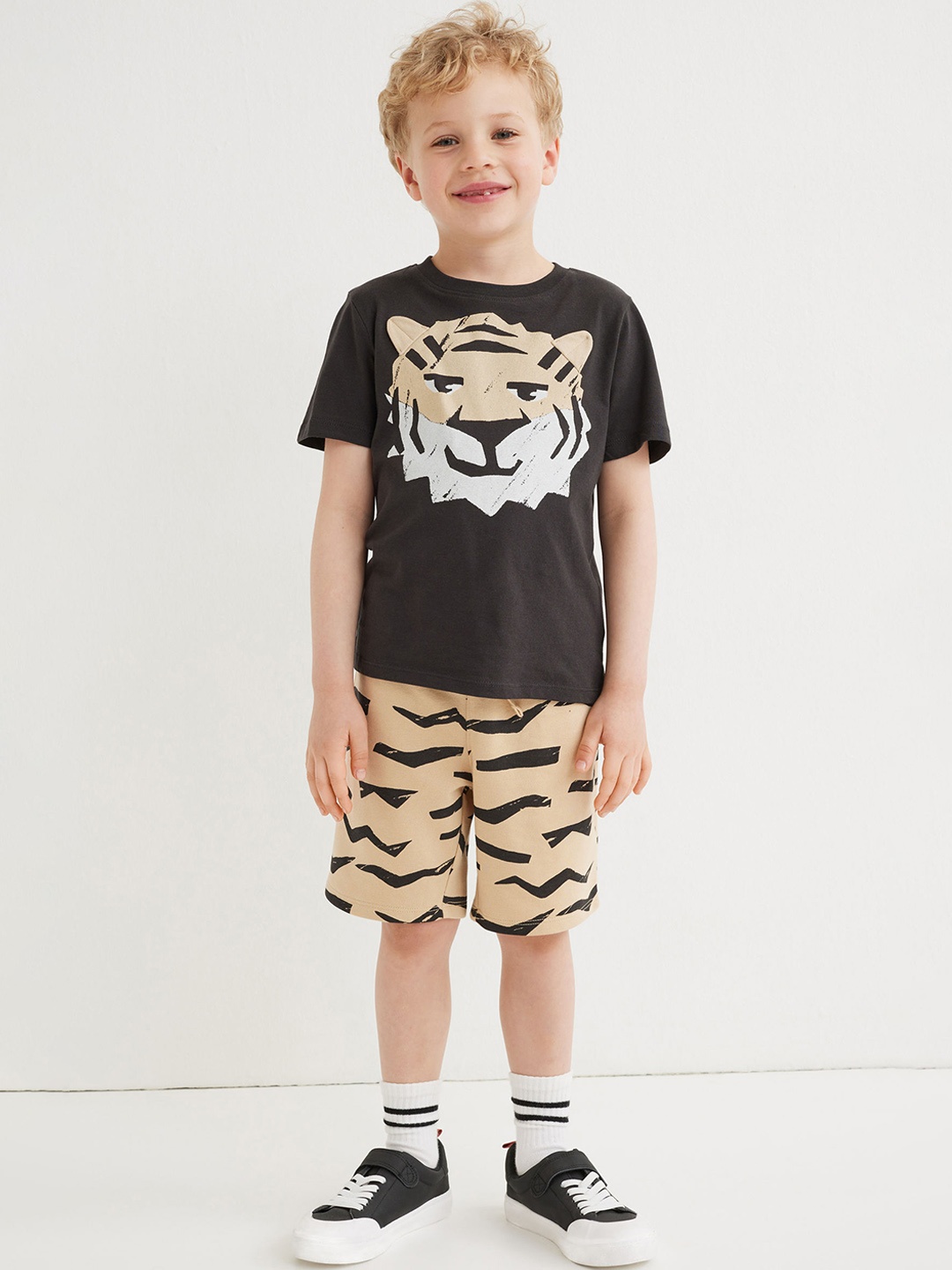 

H&M Boys Beige & Black 2-piece Printed Set