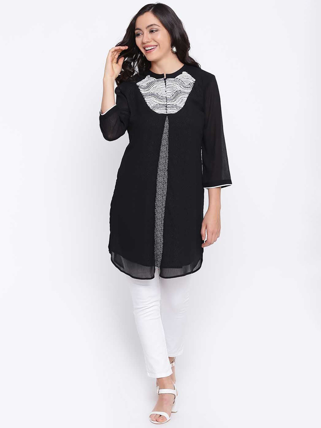 

Lakshita Women Black Geometric Embroidered Kurta