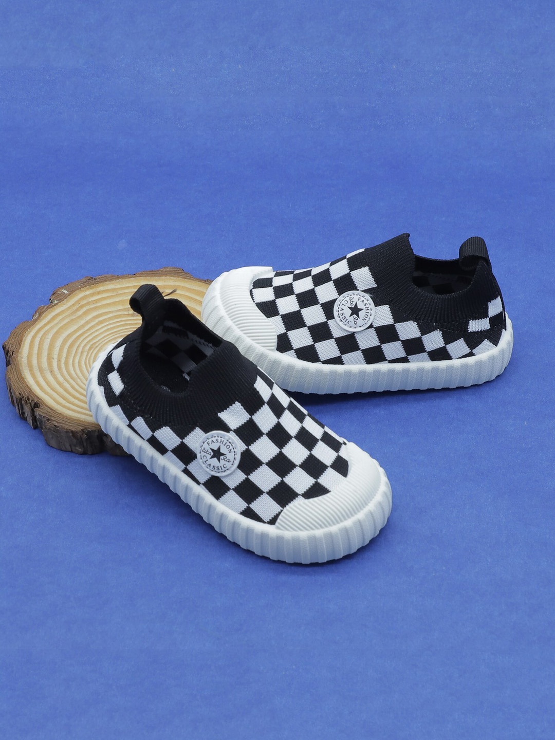 

FEETWELL SHOES Unisex Kids Black Printed Slip-On Sneakers