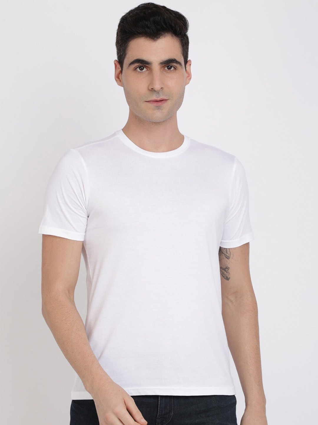 

IVOC Men White Solid Cotton T-shirt