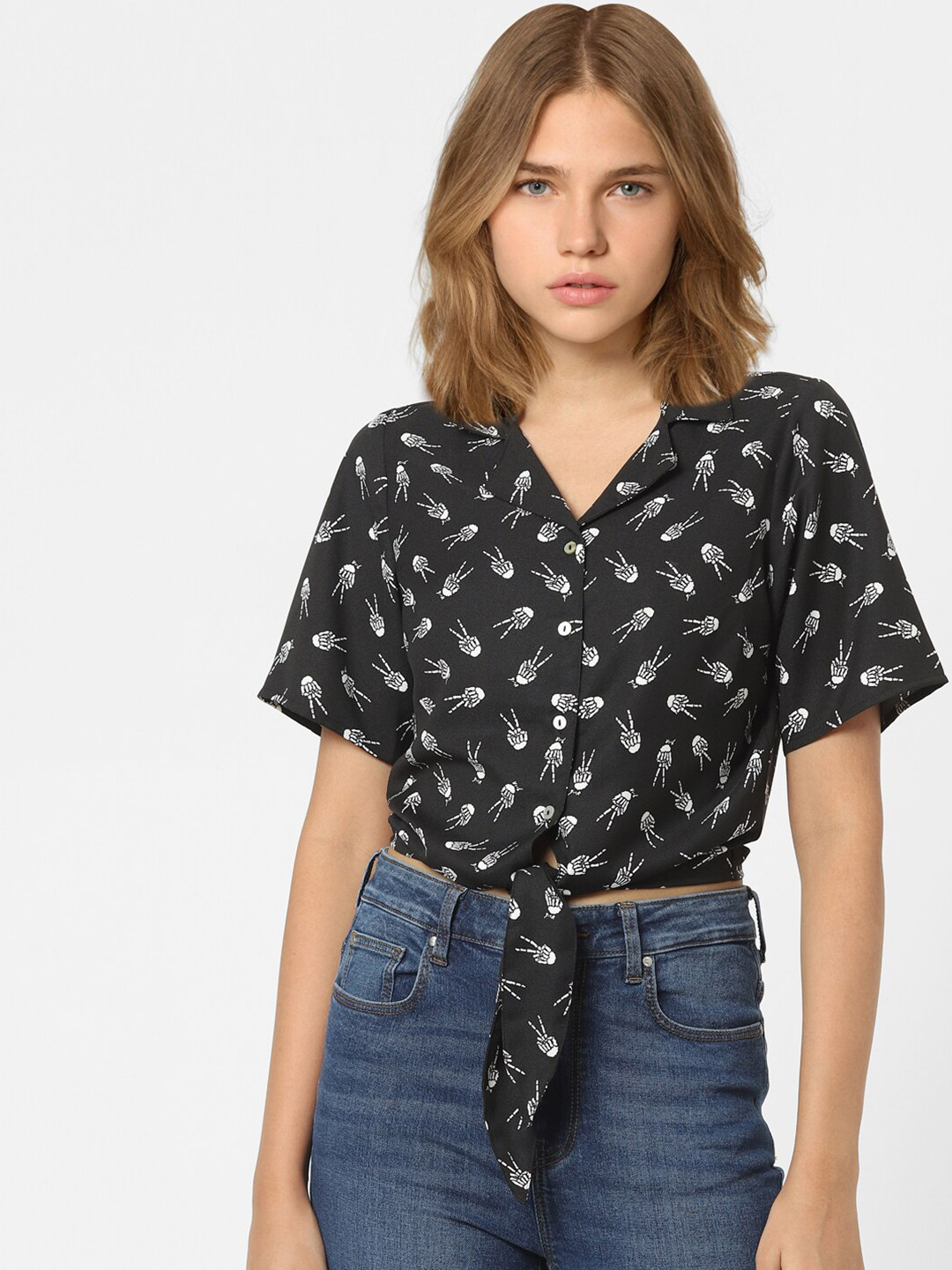 

ONLY Women Black Graphic Printed Shirt Style Crop Top