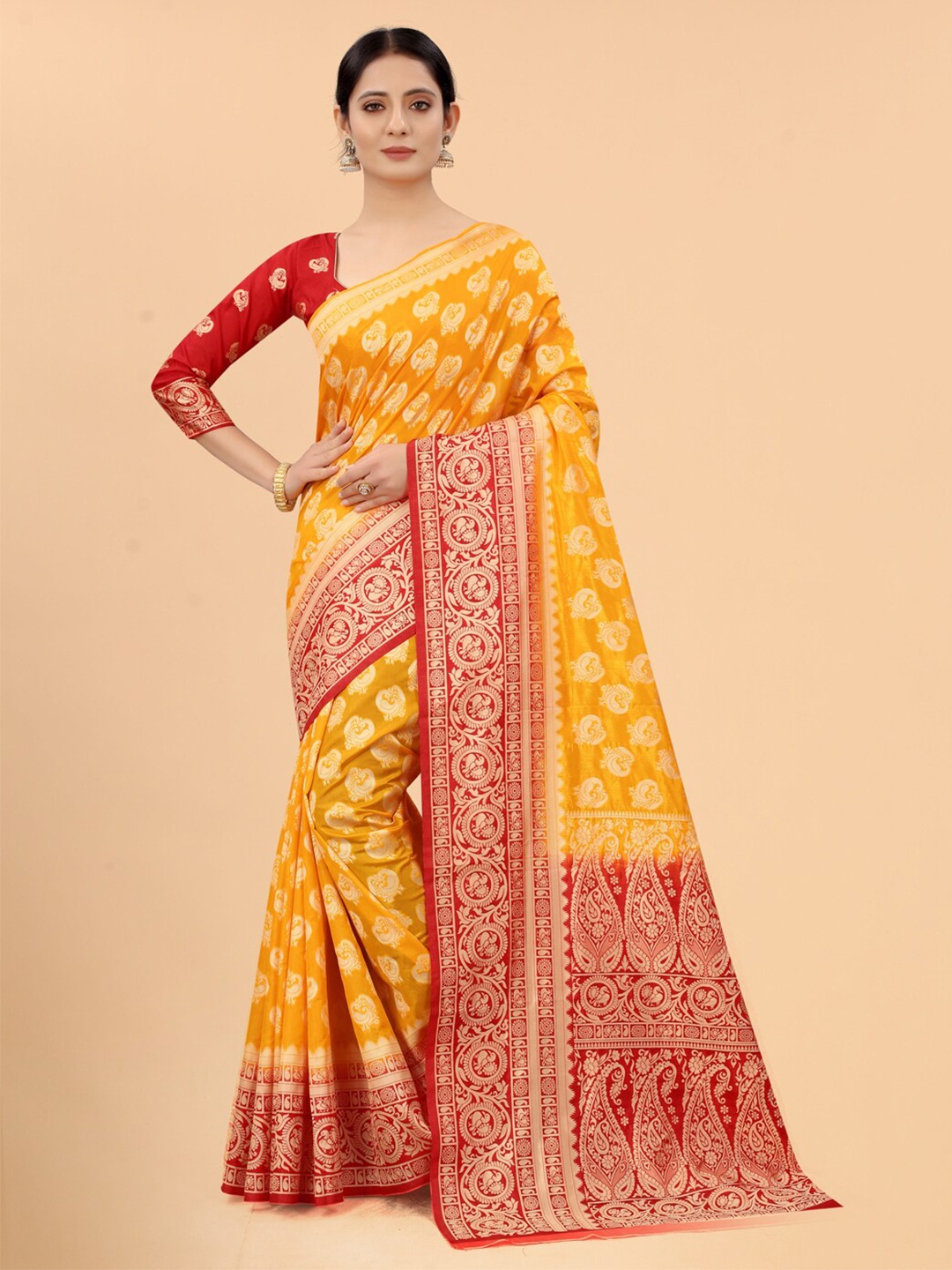 

SATYAM WEAVES Gold-Toned & Red Ethnic Motifs Zari Silk Cotton Banarasi Saree