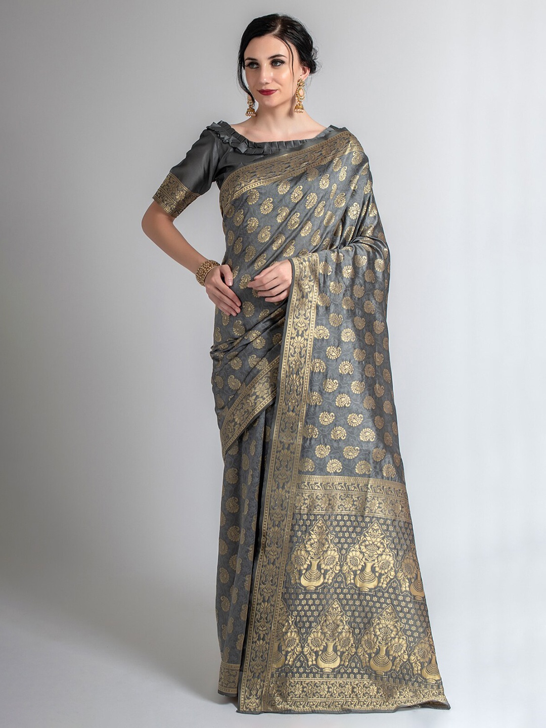 

Lilots Grey & Gold-Toned Jacquard Woven Design Silk Blend Kota Saree