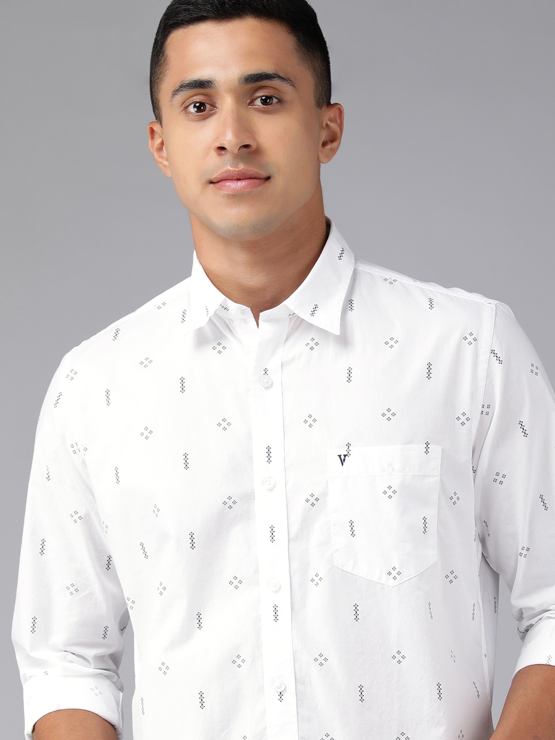 

Van Heusen Sport Men White & Blue Slim Fit Printed Pure Cotton Casual Shirt