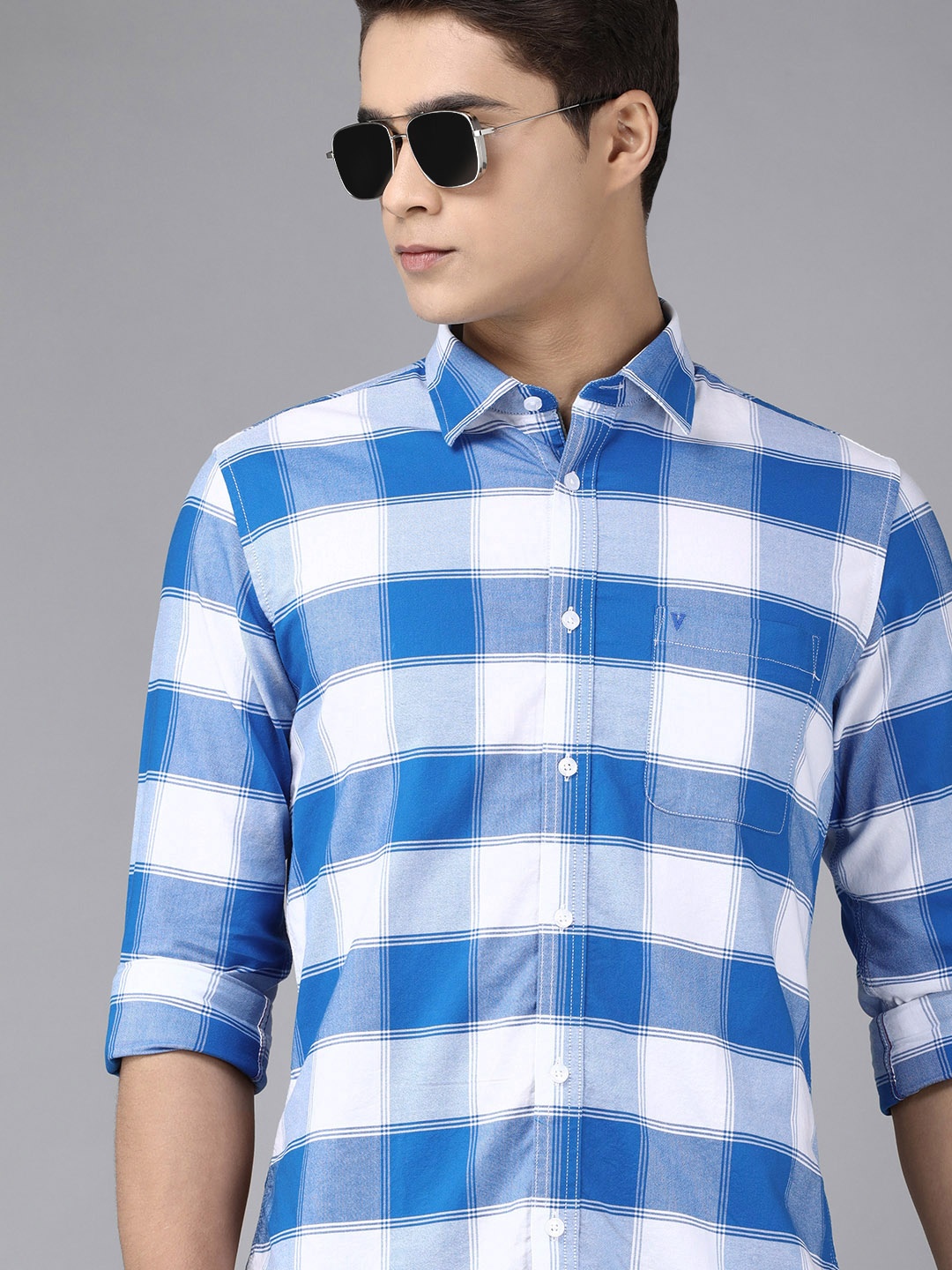 

Van Heusen Sport Men Blue & White Slim Fit Checked Pure Cotton Casual Shirt