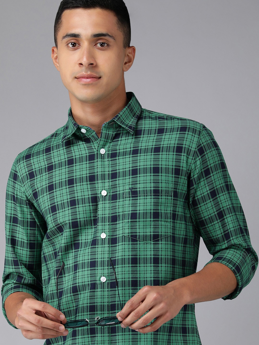 

Van Heusen Sport Men Green And Navy Blue Slim Fit Checked Pure Cotton Casual Shirt