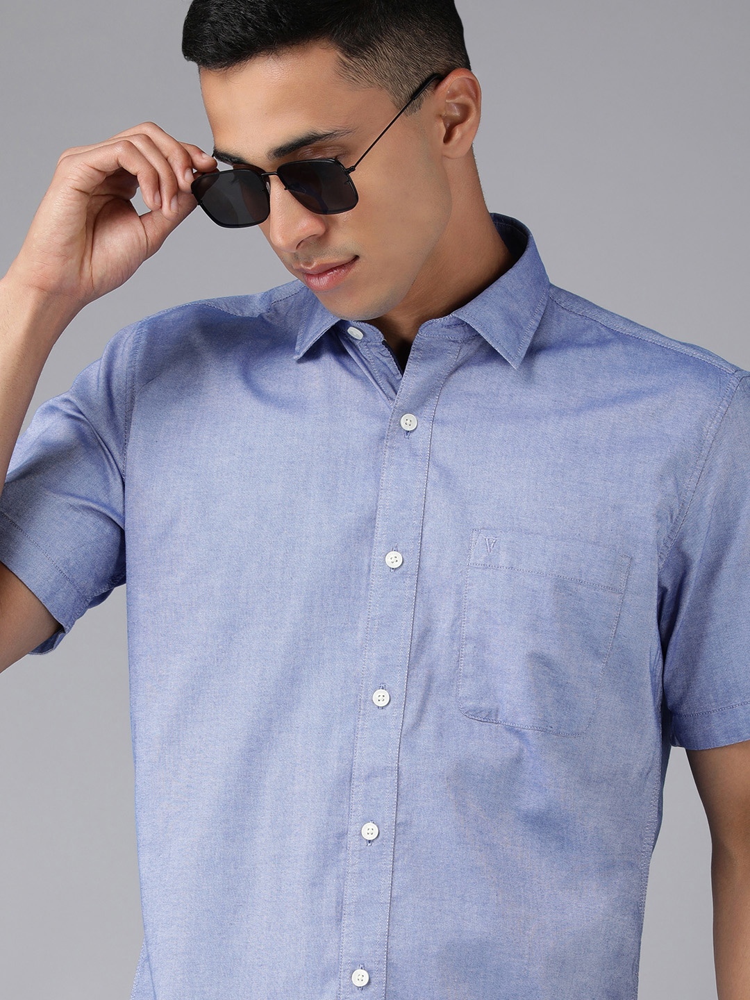

Van Heusen Sport Men Blue Textured Slim Fit Pure Cotton Casual Shirt