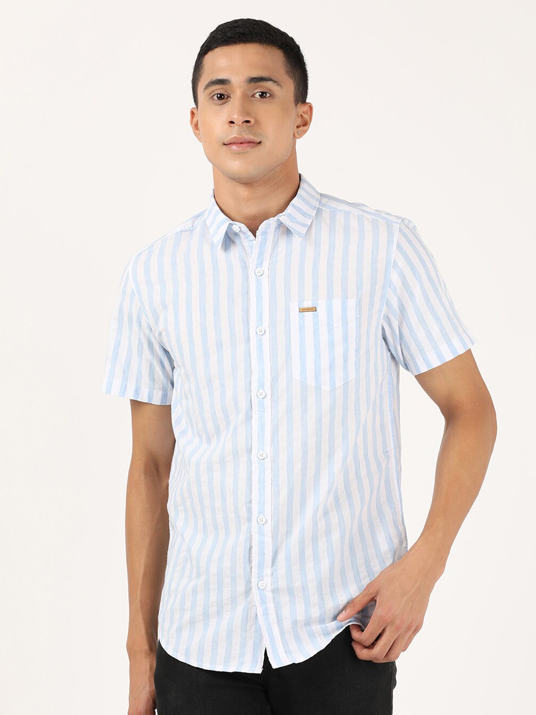 

Wrangler Men Blue & White Classic Slim Fit Striped Casual Shirt