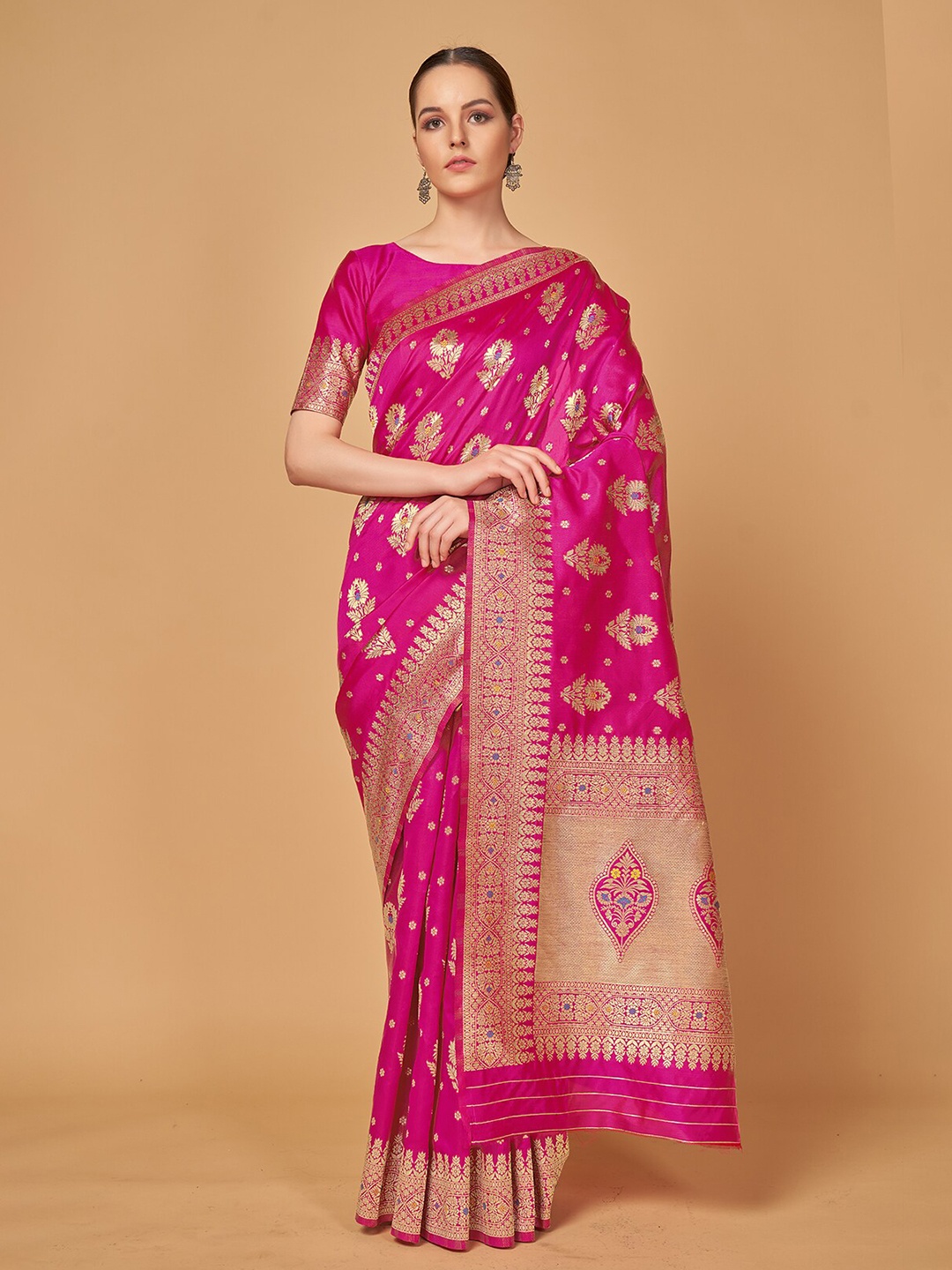 

MONJOLIKA FASHION Magenta & Gold-Toned Woven Design Zari Silk Blend Banarasi Saree