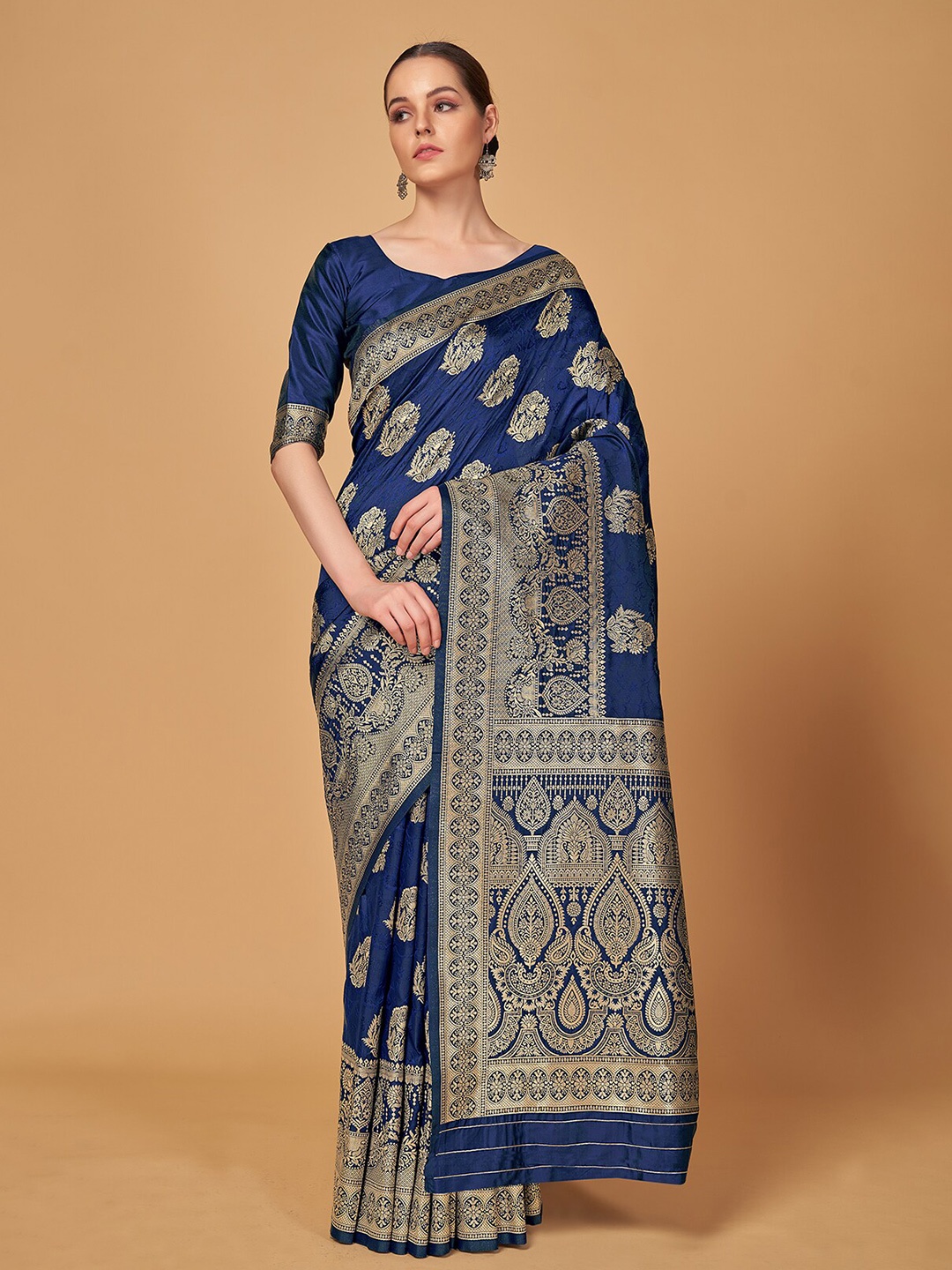 

MONJOLIKA FASHION Navy Blue & Gold-Toned Woven Design Zari Silk Blend Banarasi Saree