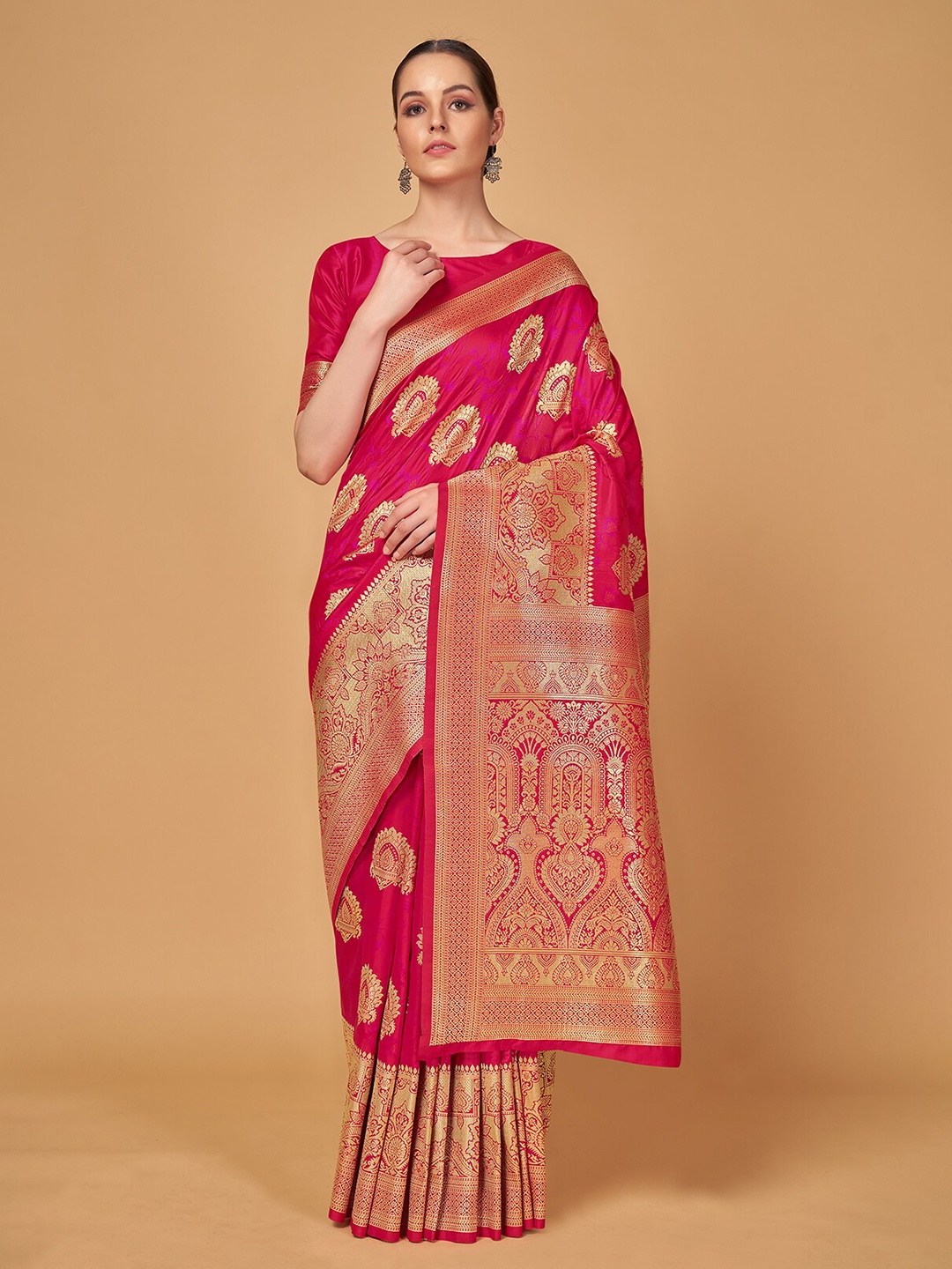 

MONJOLIKA FASHION Magenta & Gold-Toned Woven Design Zari Silk Blend Banarasi Saree