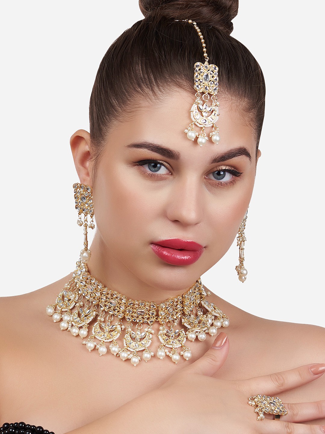 

Zaveri Pearls Gold-Plated White Kundan-Studded & Beaded Jewellery Set