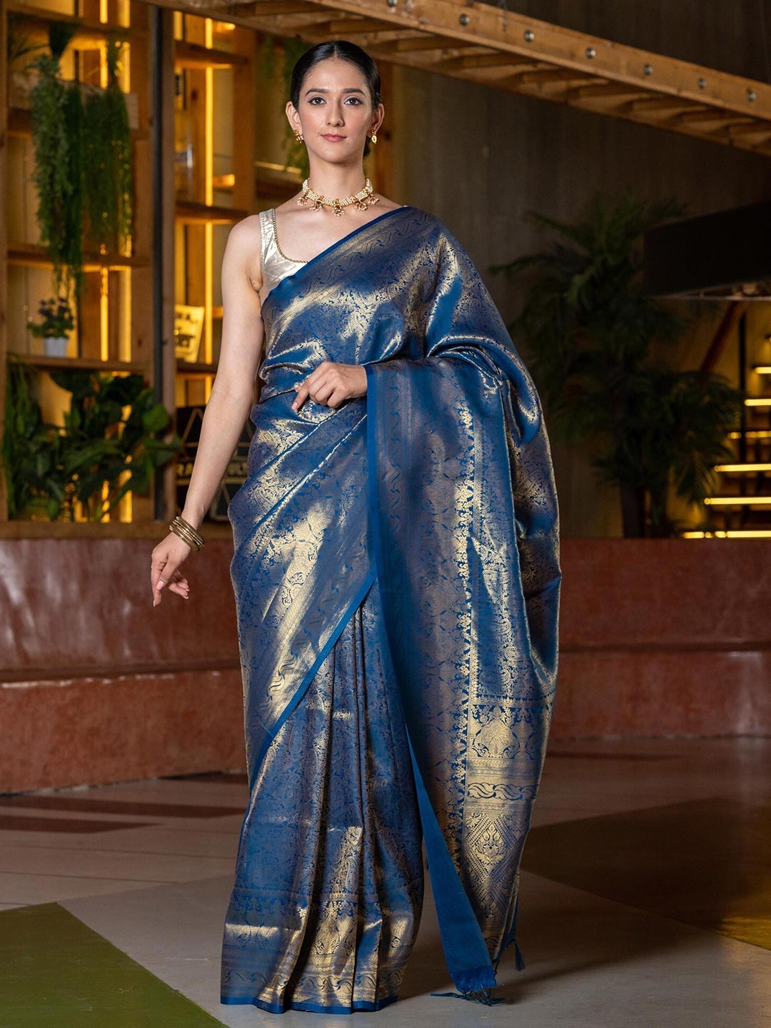 

BEATITUDE Blue & Gold-Toned Woven Design Zari Silk Blend Kanjeevaram Saree