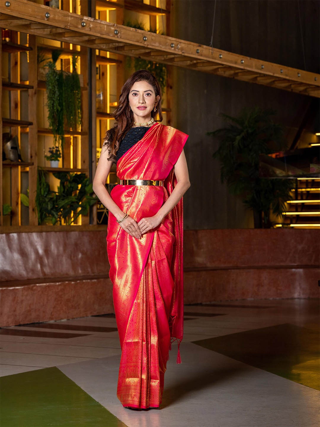 

BEATITUDE Red & Gold-Toned Woven Design Zari Silk Blend Kanjeevaram Saree