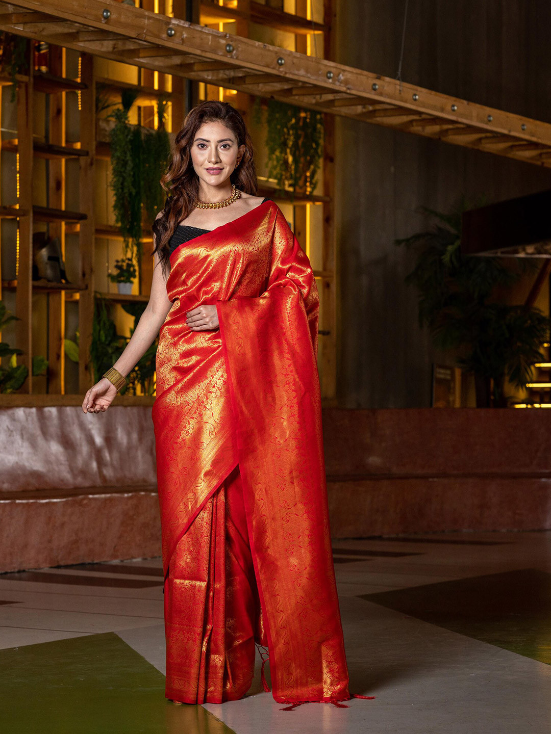 

BEATITUDE Red & Gold-Toned Floral Zari Silk Blend Kanjeevaram Saree
