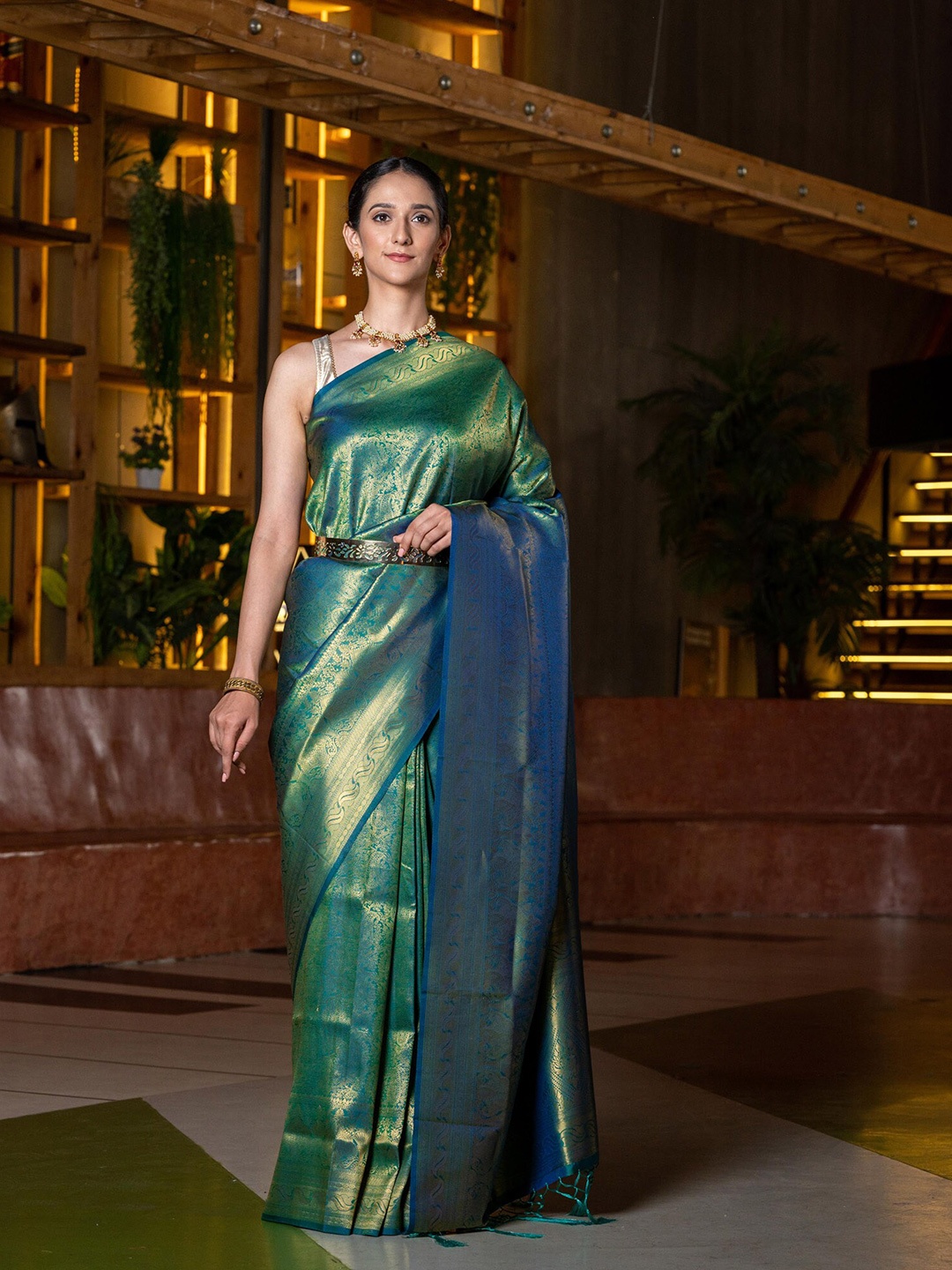 

BEATITUDE Blue & Gold-Toned Woven Design Zari Silk Blend Kanjeevaram Saree