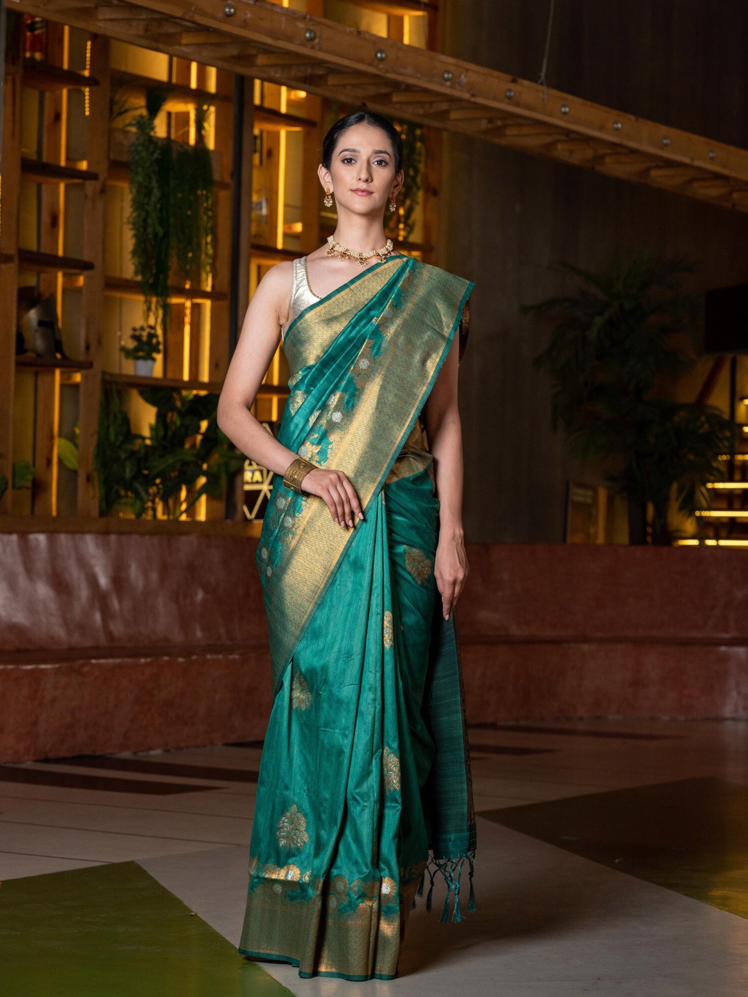 

BEATITUDE Green & Gold-Toned Ethnic Motifs Zari Silk Blend Tussar Saree