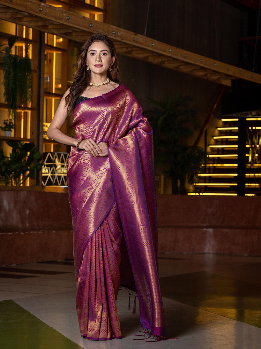 

BEATITUDE Purple & Gold-Toned Woven Design Silk Blend Kanjeevaram Saree