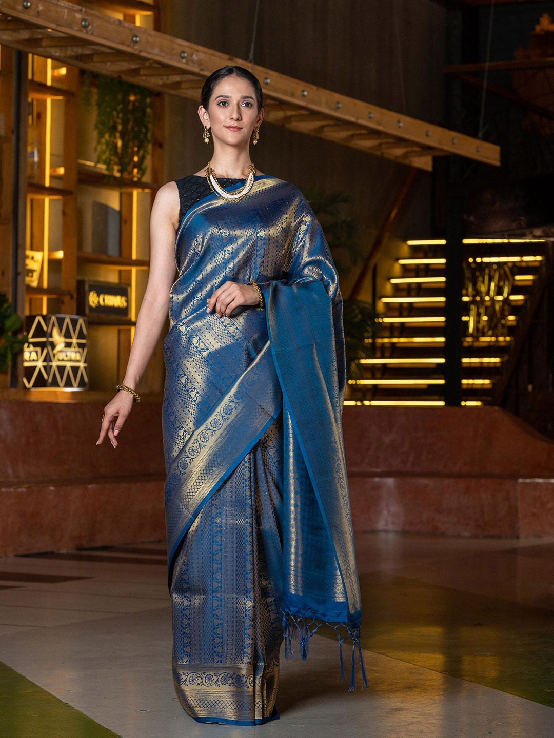 

BEATITUDE Blue & Gold-Toned Woven Design Zari Silk Blend Kanjeevaram Saree