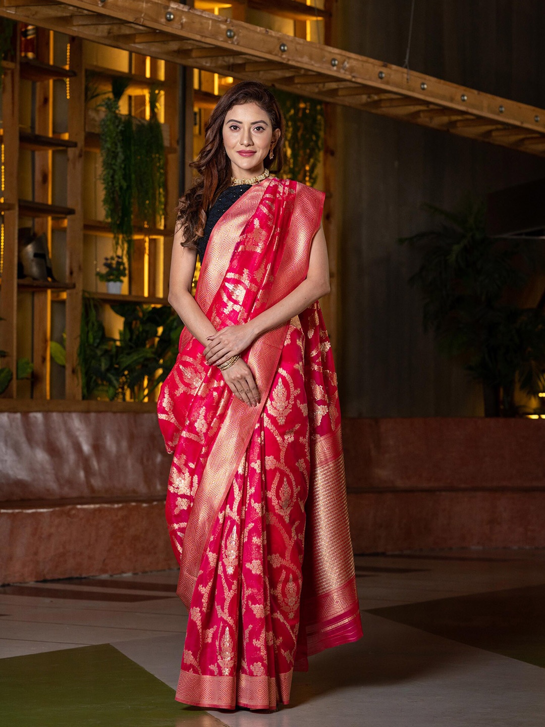 

BEATITUDE Pink & Gold-Toned Floral Zari Organza Saree