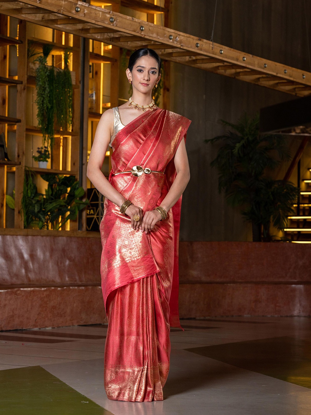 

BEATITUDE Pink & Gold-Toned Ethnic Motifs Zari Silk Blend Banarasi Saree