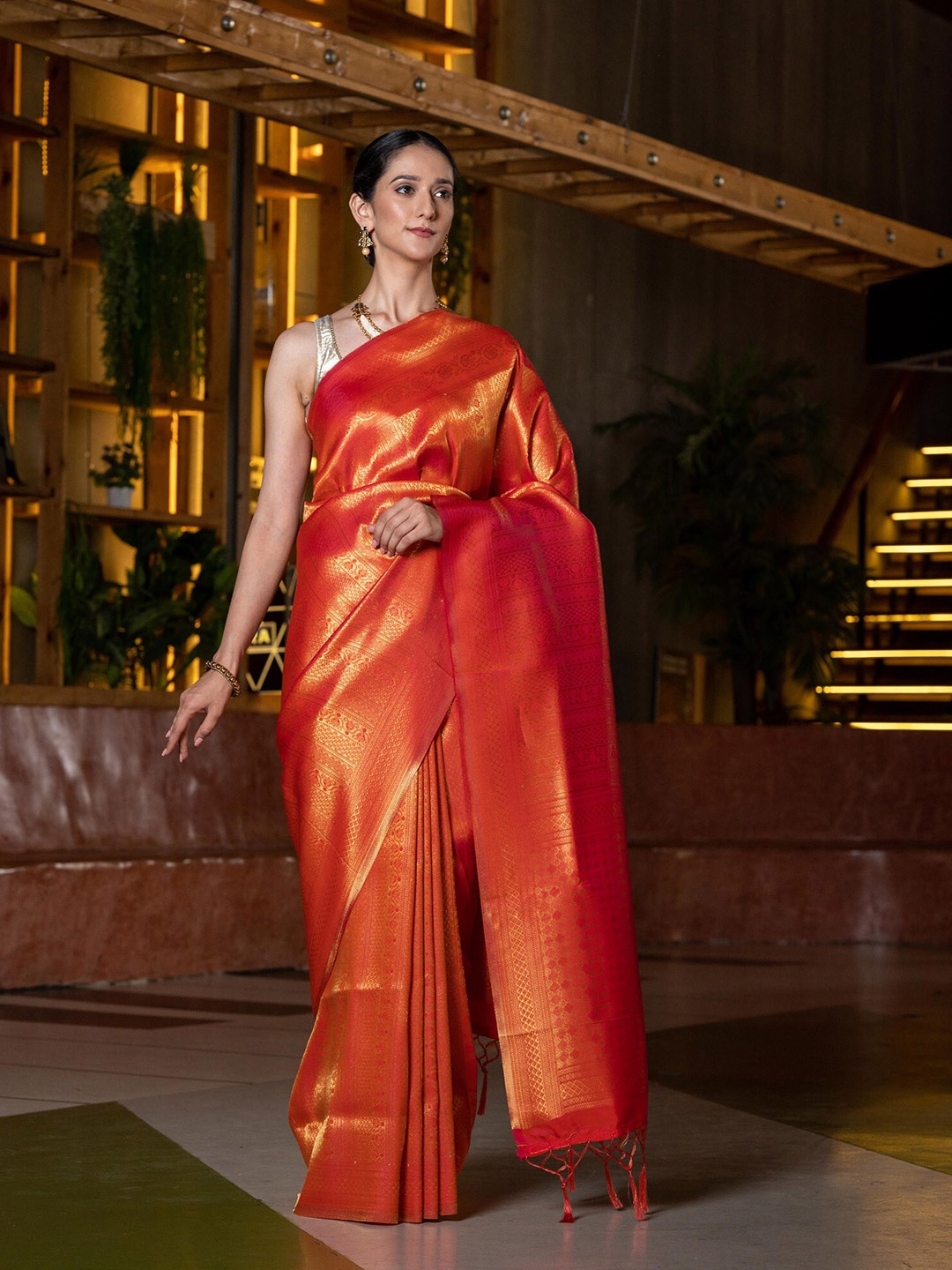 

BEATITUDE Red & Gold-Toned Woven Design Zari Silk Blend Kanjeevaram Saree