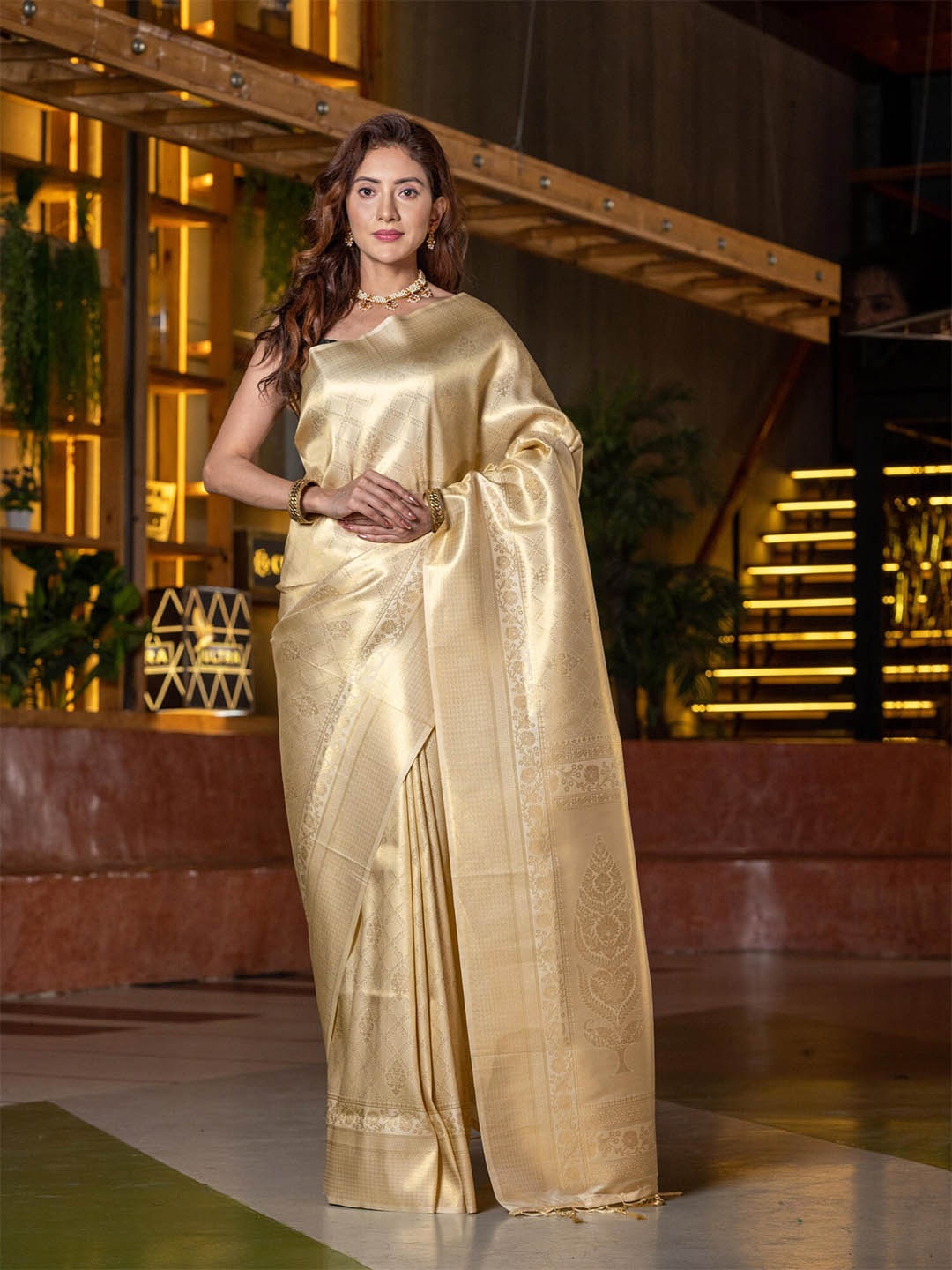 

BEATITUDE Cream-Coloured & Gold-Toned Ethnic Motifs Zari Kanjeevaram Saree