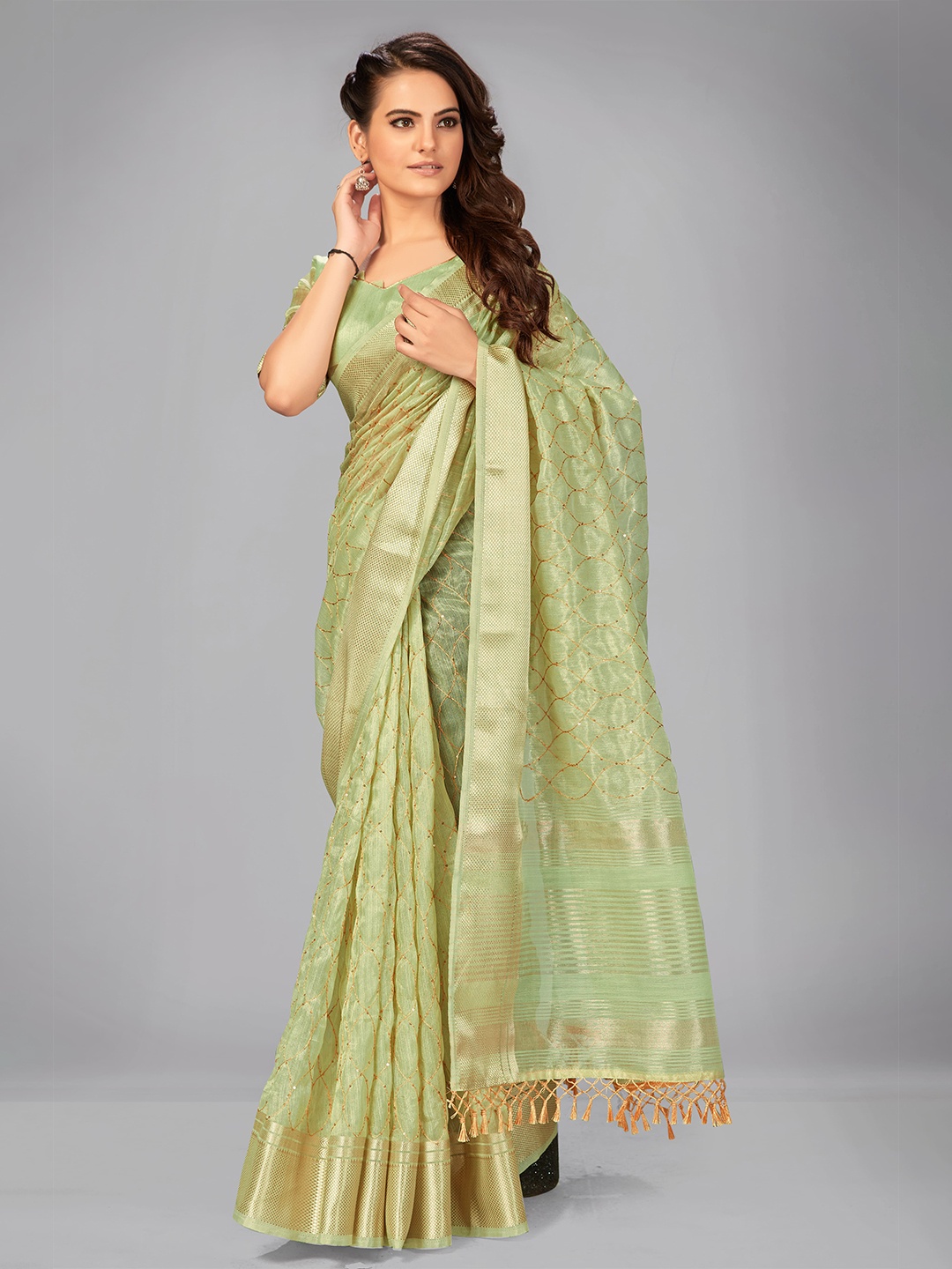 

MANOHARI Green & Gold-Toned Woven Design Silk Blend Saree