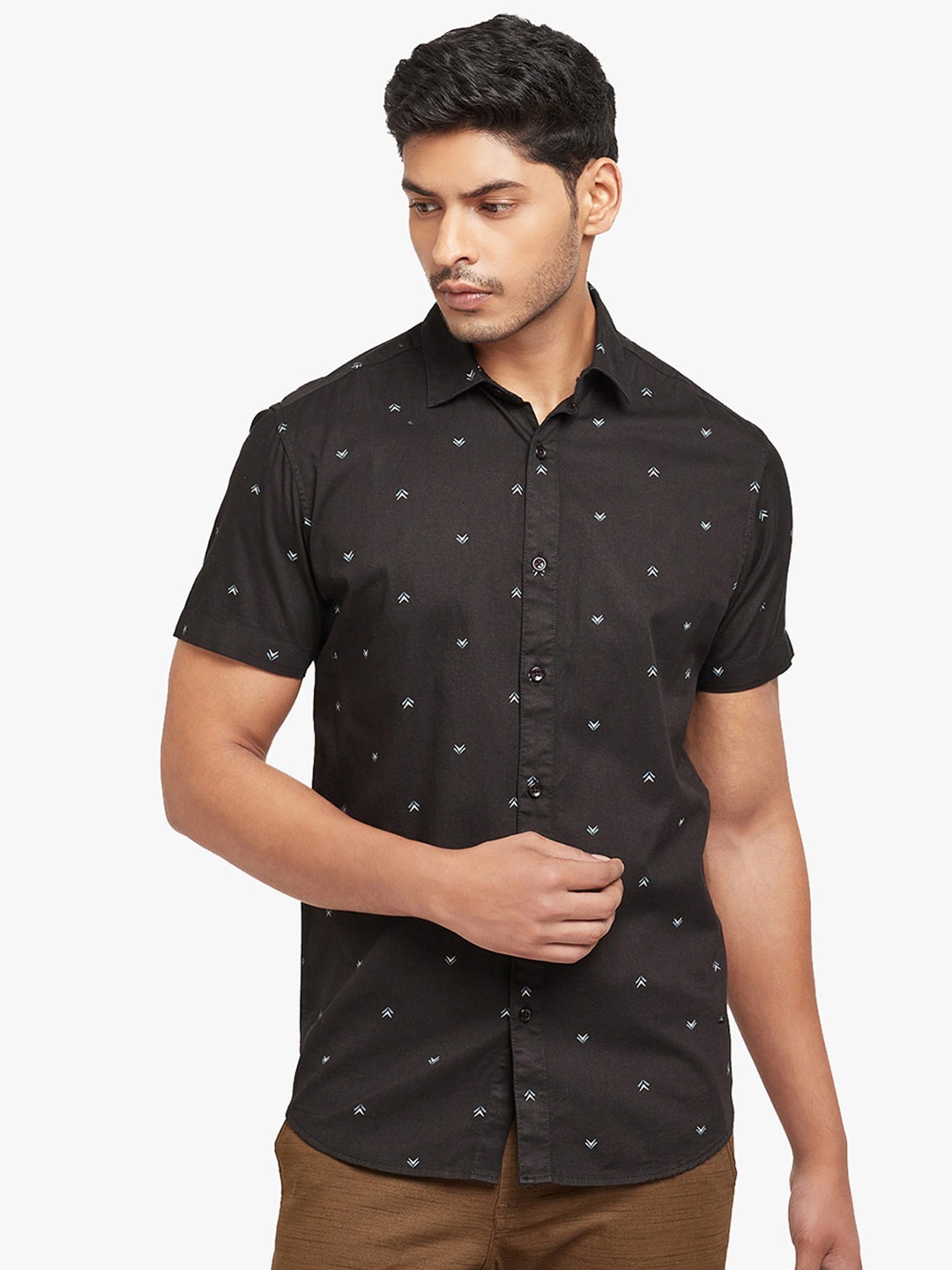 

Blue Buddha Men Black Micro Ditsy Printed Casual Shirt