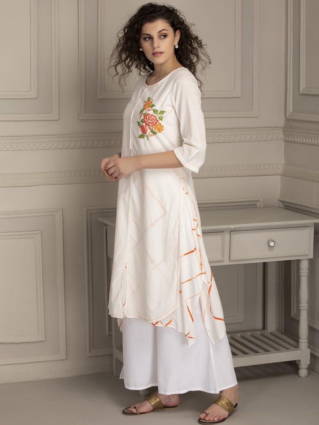 

Lakshita Women White Embroidered Thread Work 100% Cotton Kurta