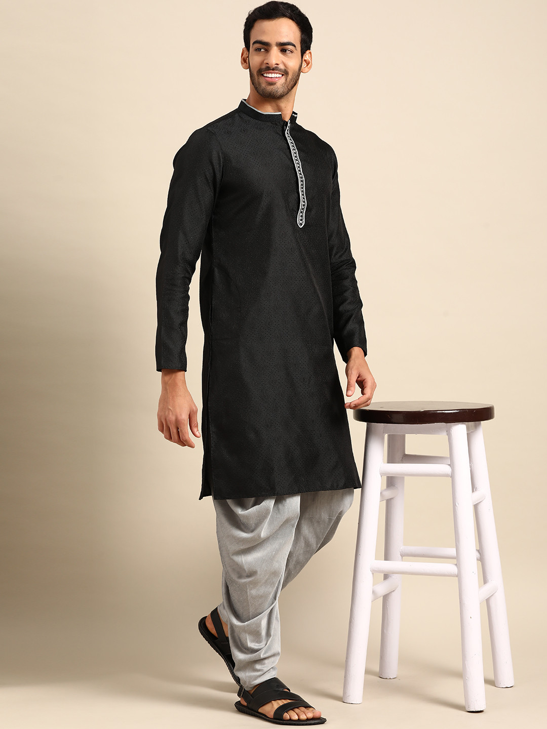 

Amodh by Kisah Men Grey Solid Pure Cotton Dhoti Pants