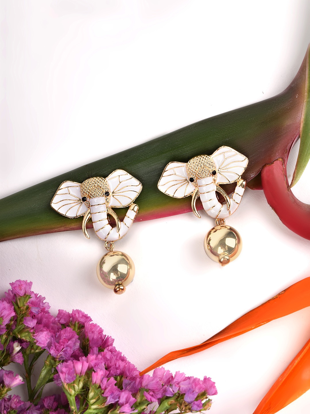 

JOKER & WITCH White Contemporary Drop Earrings