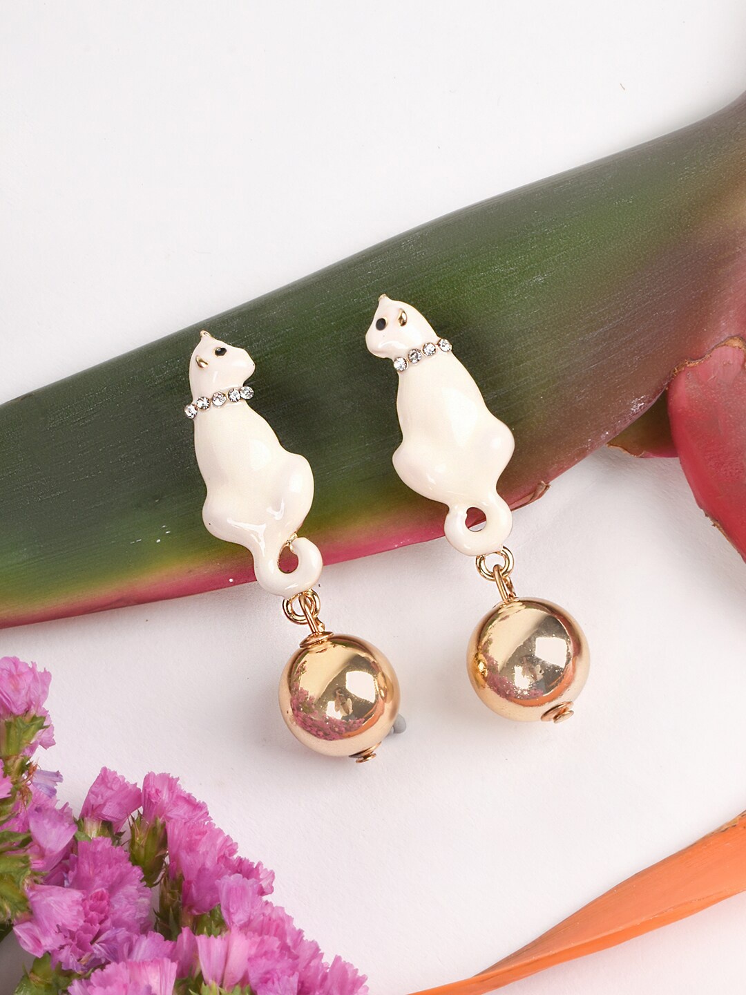 

JOKER & WITCH White Contemporary Drop Earrings