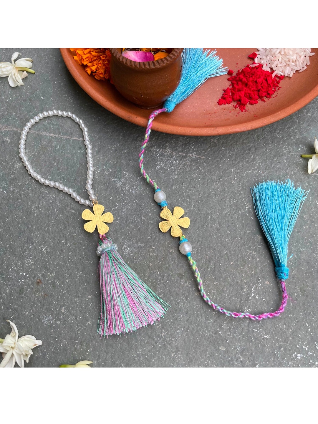 

Mitali Jain Gold Rakhi & Lumba Set