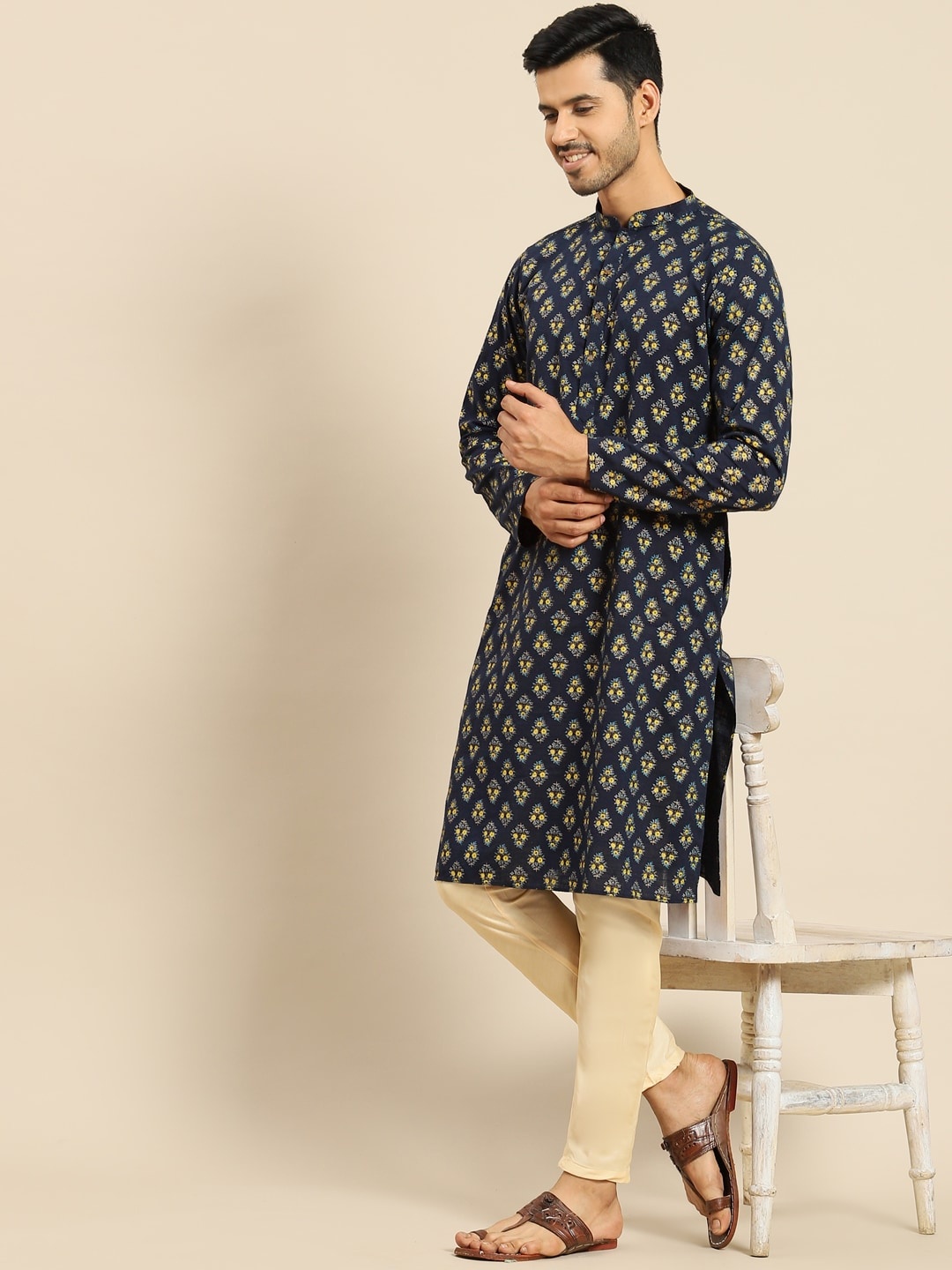 

Amodh by Kisah Men Navy Blue Ethnic Motifs Printed Kurta with Trousers