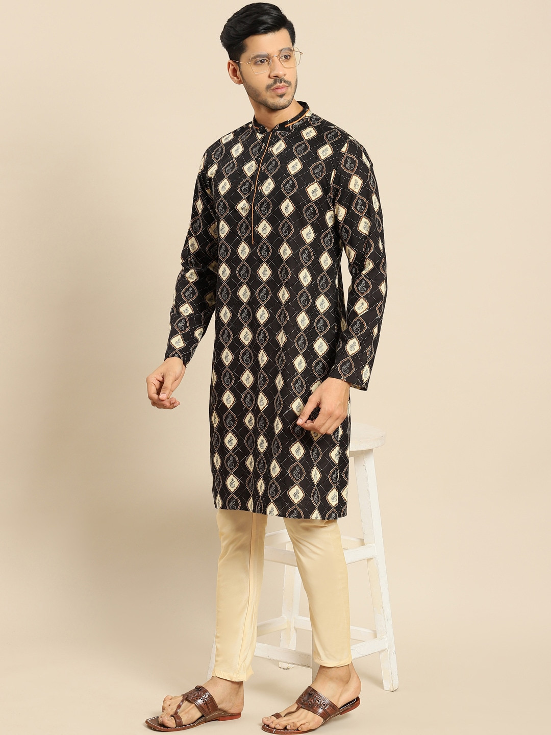 

Amodh by Kisah Men Black Ethnic Motifs Printed Kurta with Trousers