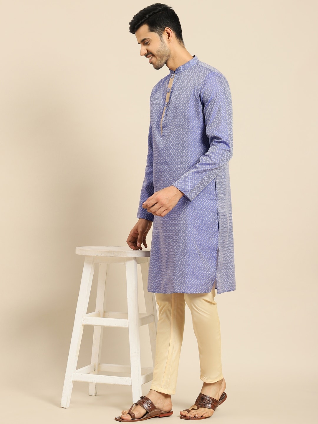 

Amodh by Kisah Men Blue Ethnic Design Kurta with Trousers