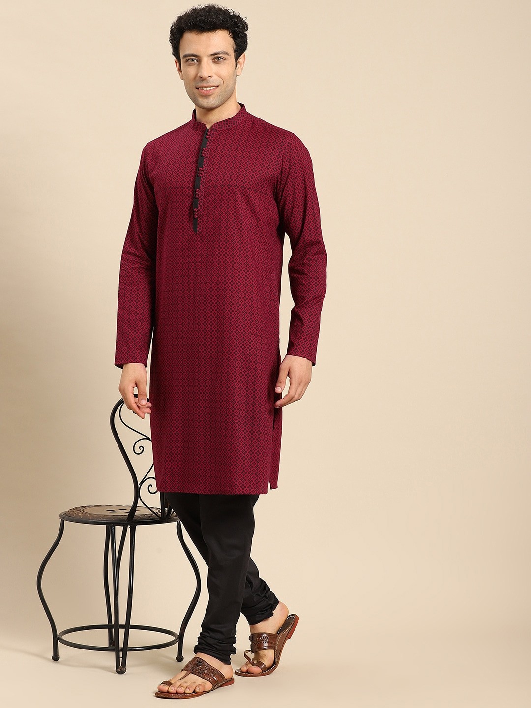 

Amodh by Kisah Men Maroon Bandhani Printed Kurta with Churidar