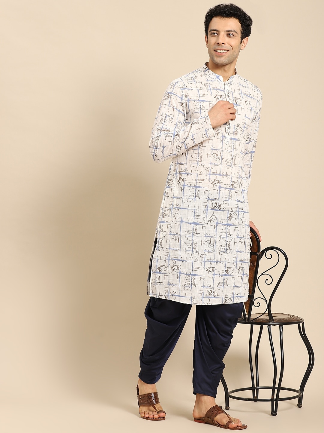 

Amodh by Kisah Men White Printed Kurta with Patiala