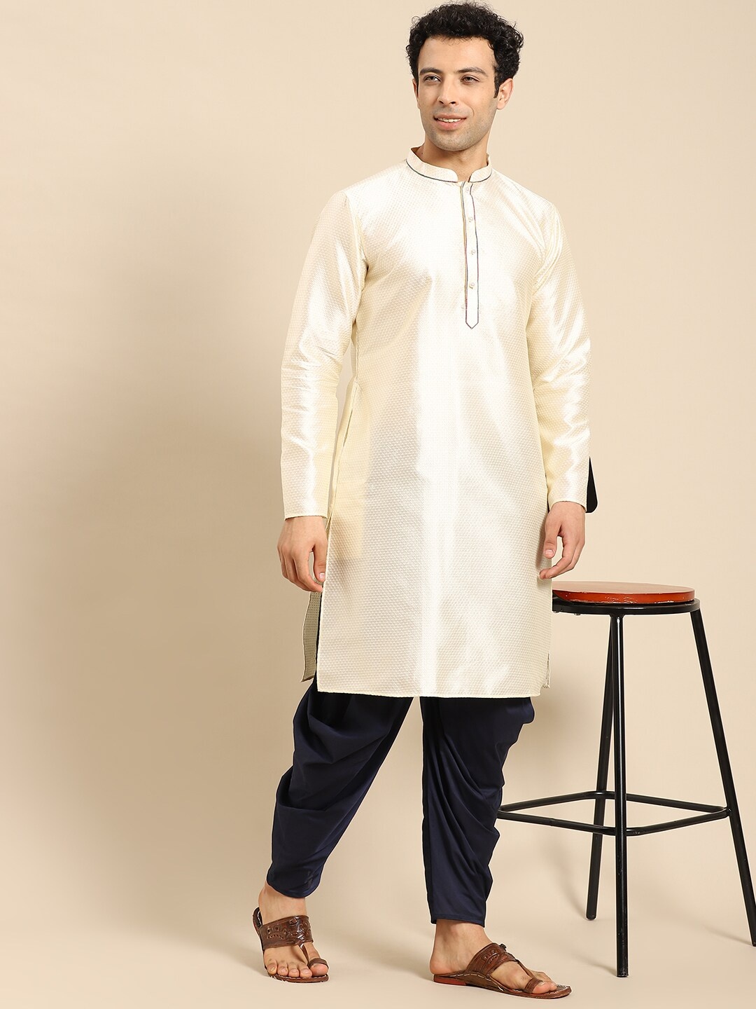 

Amodh by Kisah Men White Woven Design Kurta with Patiala