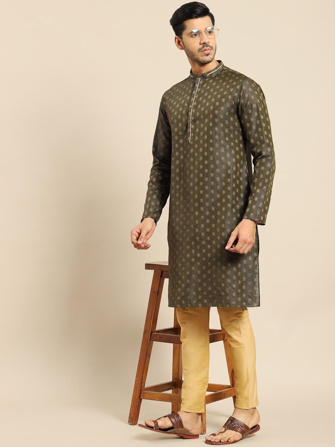 

Amodh by Kisah Men Olive Green Ethnic Motifs Kurta with Trousers