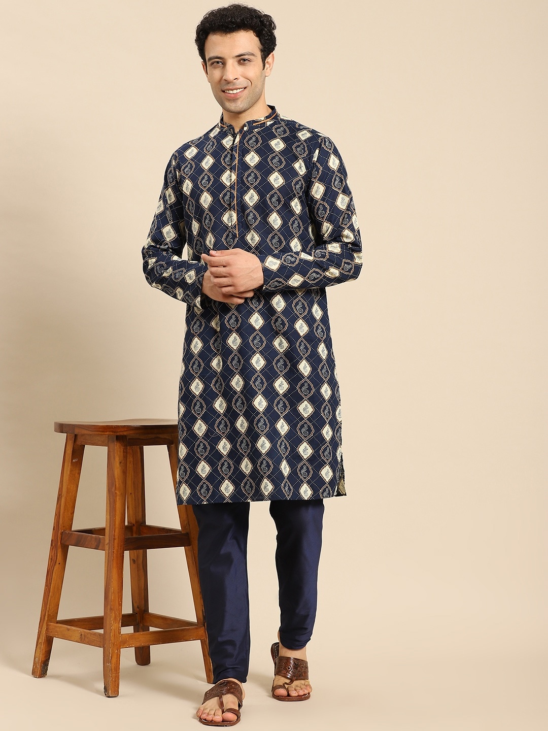 

Amodh by Kisah Men Navy Blue Ethnic Motifs Printed Kurta with Trousers