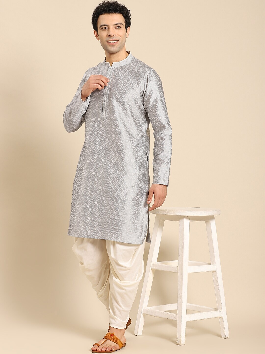 

Amodh by Kisah Men Grey Ethnic Motifs Embroidered Kurta with Patiala