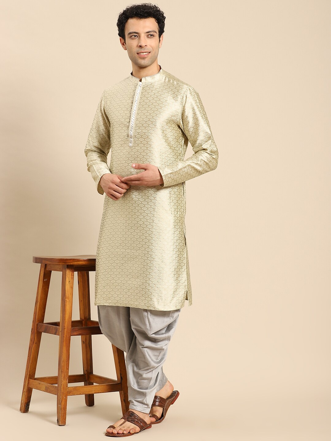 

Amodh by Kisah Men Bronze-Toned Ethnic Motifs Kurta with Patiala