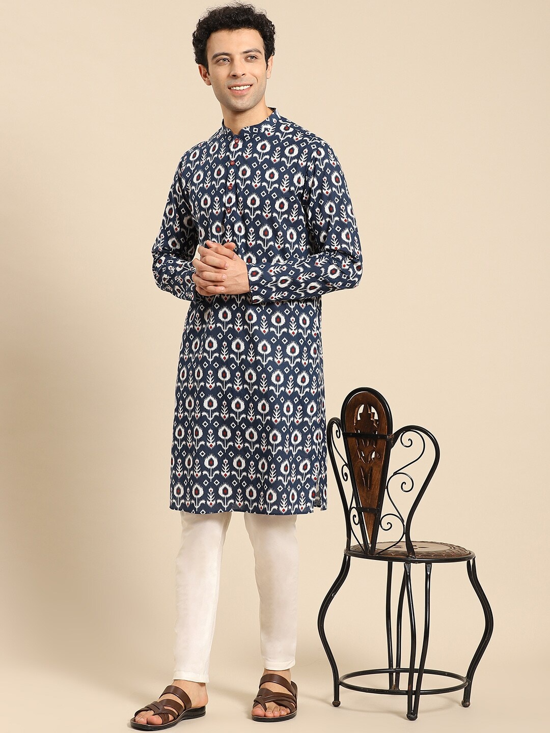 

Amodh by Kisah Men Navy Blue Ethnic Motifs Printed Kurta with Churidar