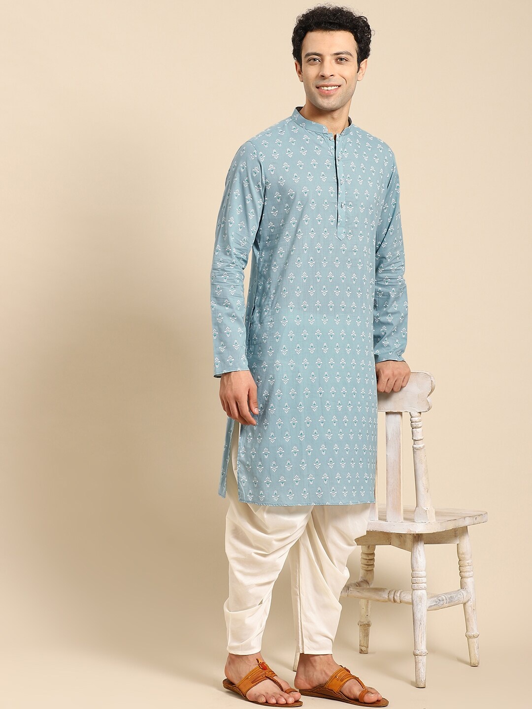 

Amodh by Kisah Men Blue Printed Kurta with Patiala